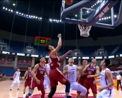 李晓旭受伤。视频资料截图。