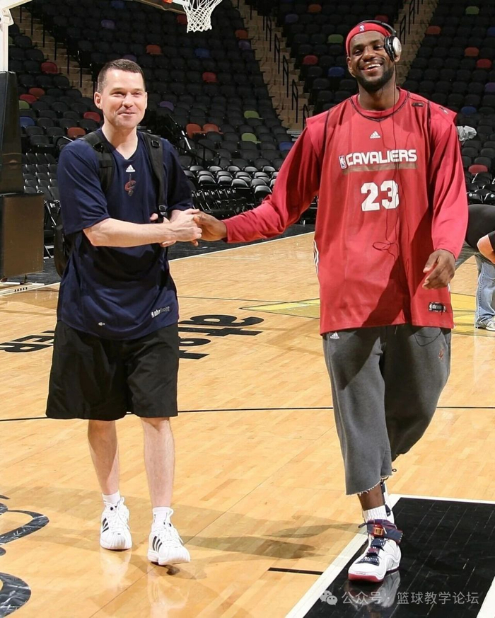 迈克-马龙加盟北卡罗来纳大学执教引热议