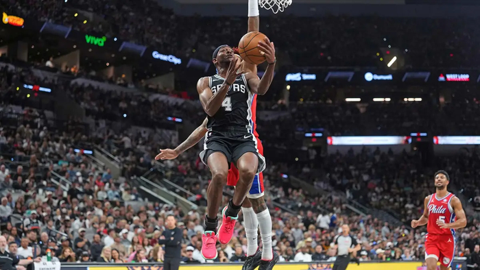 马刺力克76人豪取60胜 文班伤退哈珀爆发成关键