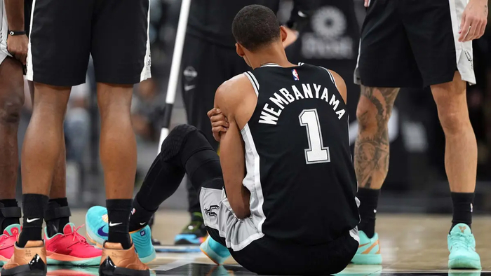 马刺力克76人豪取60胜 文班伤退哈珀爆发成关键