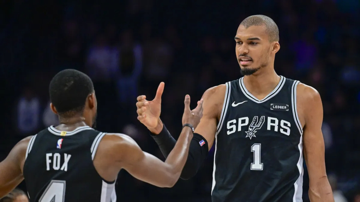 马刺力克76人豪取60胜 文班伤退哈珀爆发成关键